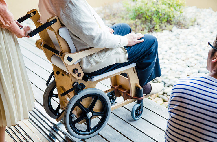 木の車椅子/介助タイプ