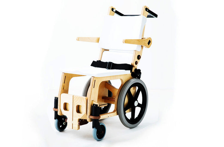 木の車椅子／介助タイプ