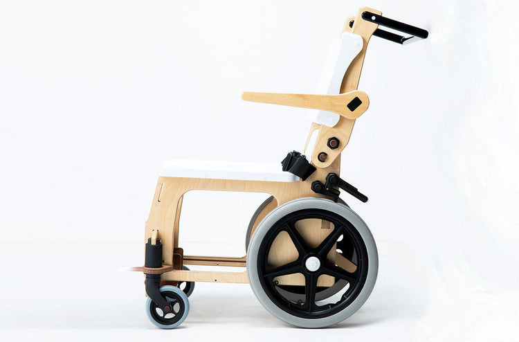 木の車椅子／介助タイプ